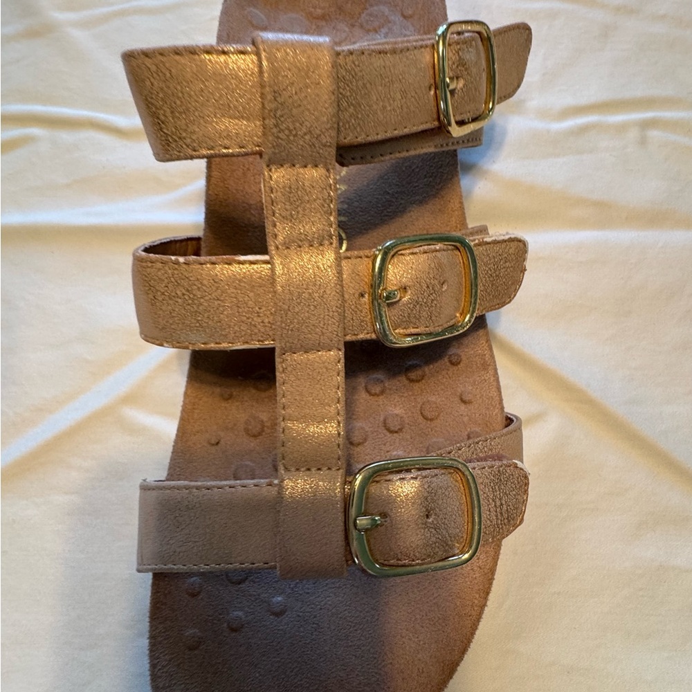 Vionic Misa Triple Strap Buckle Sandals in Metallic Rose Gold - Picture 4 of 7